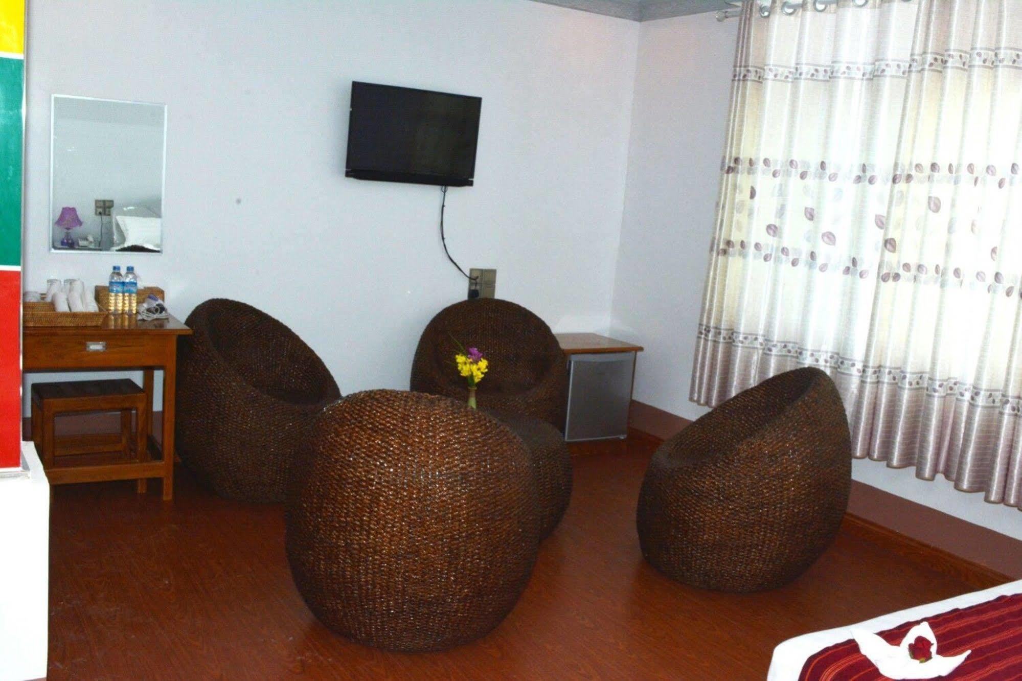 Myat Nan Taw Hotel Loikaw Esterno foto