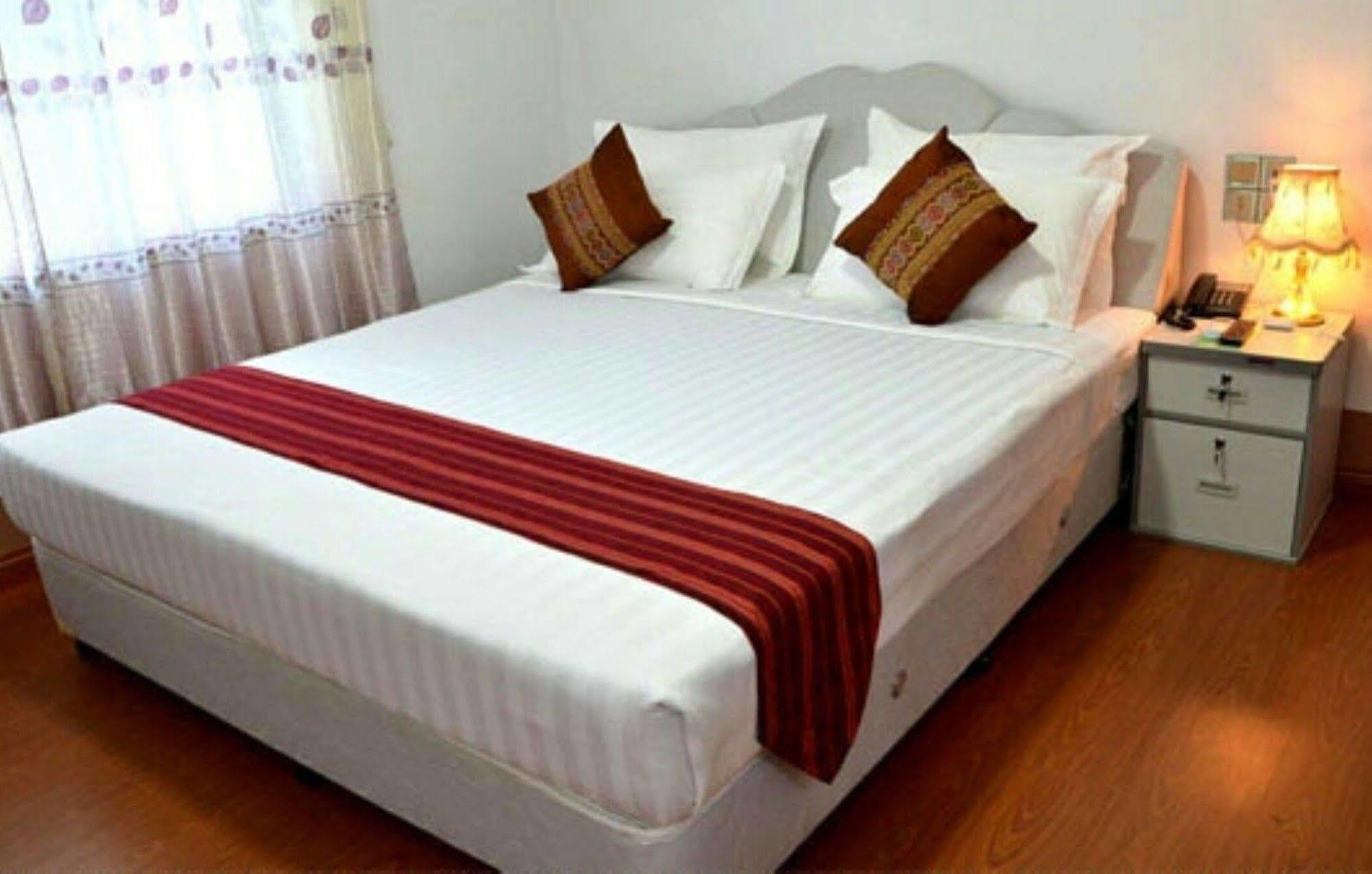 Myat Nan Taw Hotel Loikaw Esterno foto
