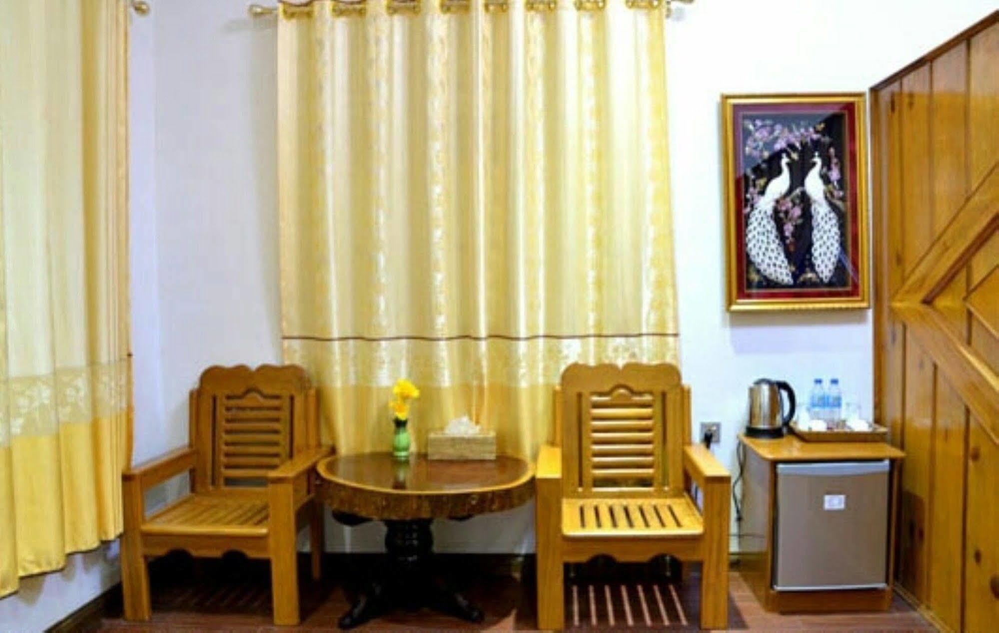 Myat Nan Taw Hotel Loikaw Esterno foto